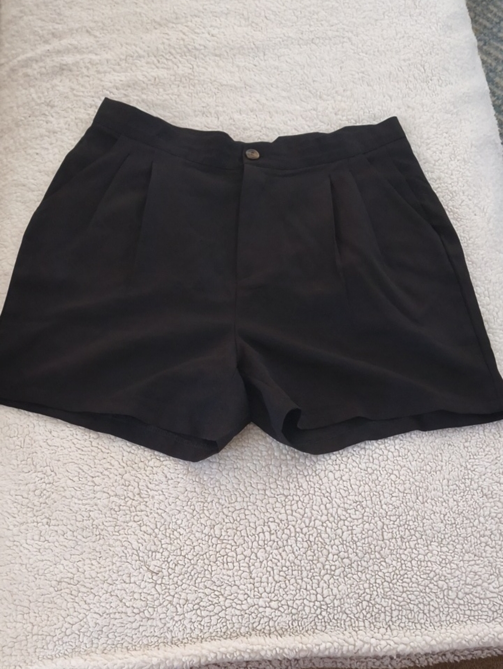 SHEIN Black High-Waist Pleated Shorts